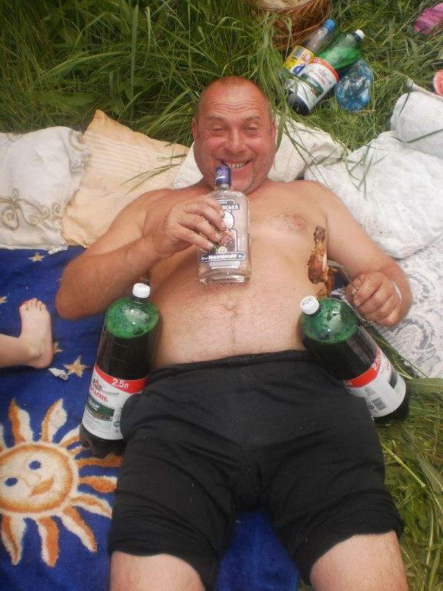 Одинокий человек в баре. Я устал. Я стар и пьян. Я стар и пьян. Смешные бабульки.