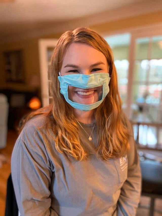 Студентка делает маски для глухих людей, о которых никто не позаботился во время вируса