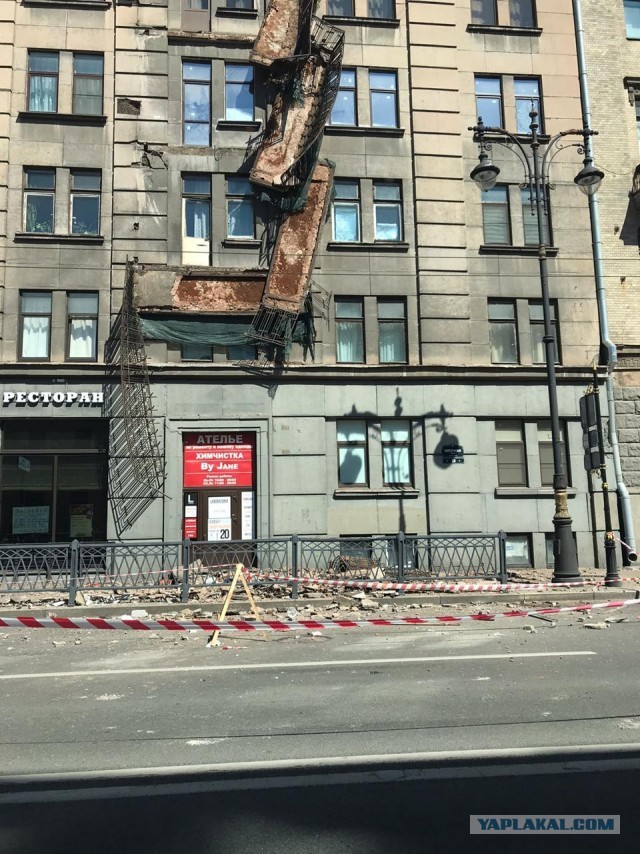 В центре Петербурга обрушились четыре балкона жилого дома