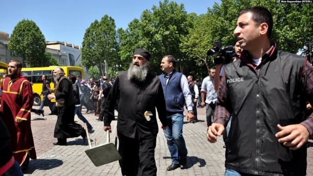 Гей-парад в Тбилиси отменили после разгрома палаток оппозиции и уличных драк