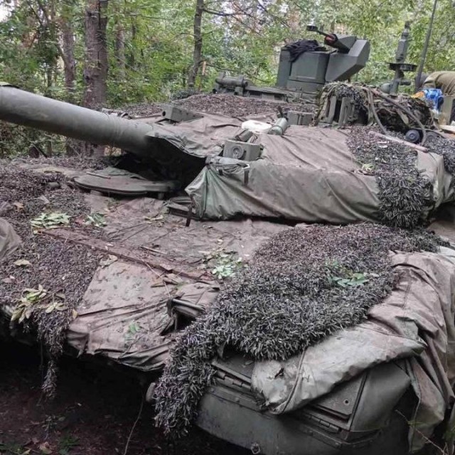 Минобороны России передали партию танков Т-90М «Прорыв» и ремонтно-эвакуационных машин