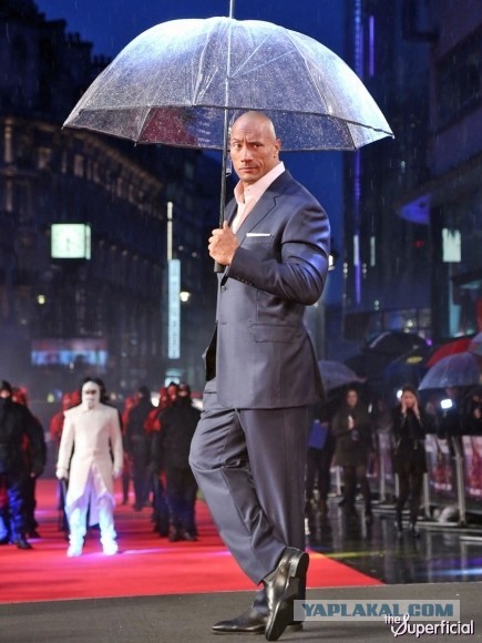 Дуэйн Джонсон под зонтом