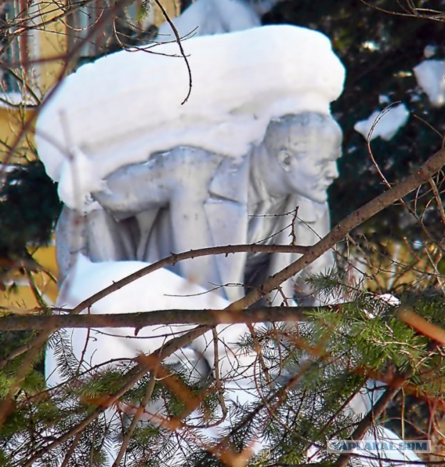 Снег и Ленин
