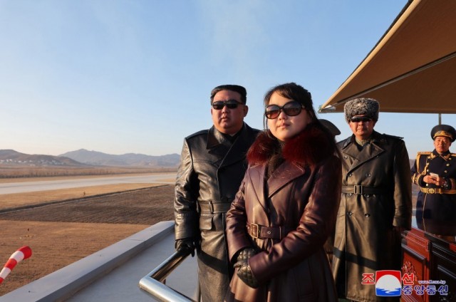 Лидер КНДР Ким Чен Ын с дочерью по случаю Дня авиации страны посетил одно из подразделений ВВС страны