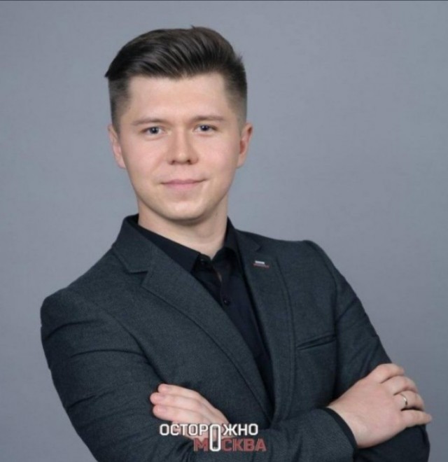 Руководитель молодежной политики из РАНХиГС пожаловался в УК из-за новогодних украшений на двери соседки