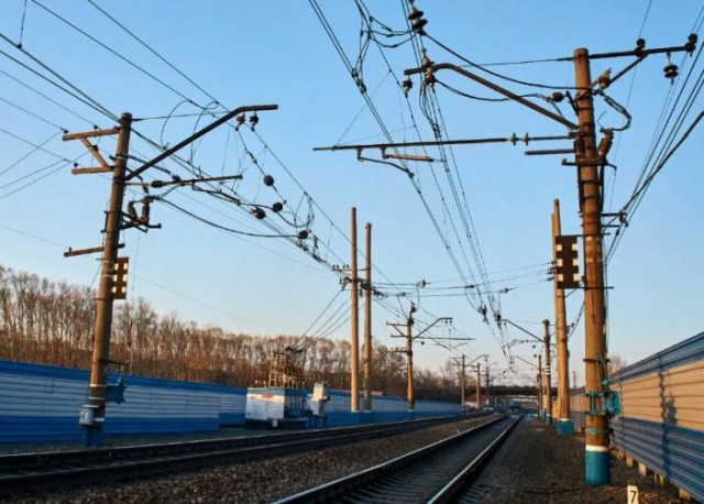 Что за белые полоски на столбах вдоль железных дорог?