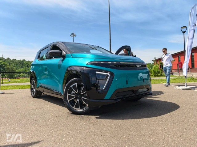 Журналисты впервые протестировали предсерийный российский электромобиль Атом.