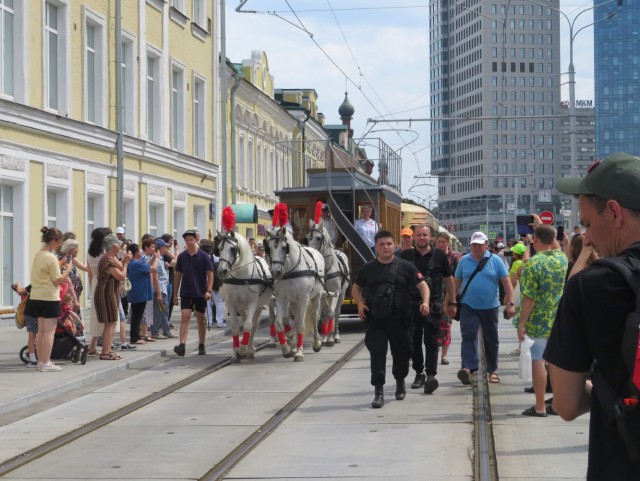 парад ретротрамваев и автомобилей