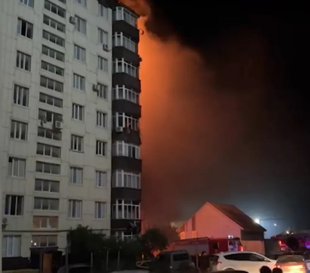 Сильный пожар в Дербенте — загорелась жилая девятиэтажка