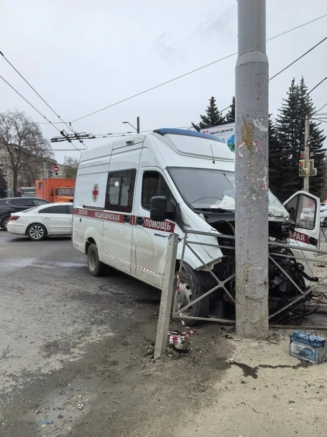 Протаранил скорую