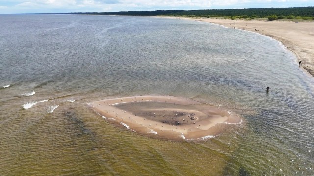В Польше у побережья Балтики появился остров крайне необычной формы.