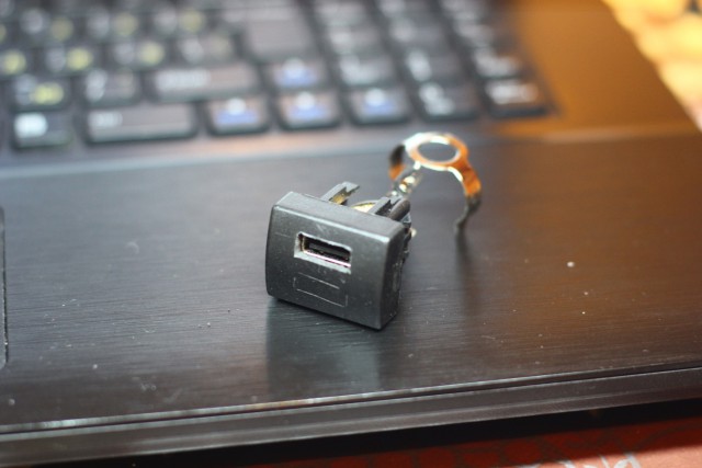 Делаем USB-зарядник в машину