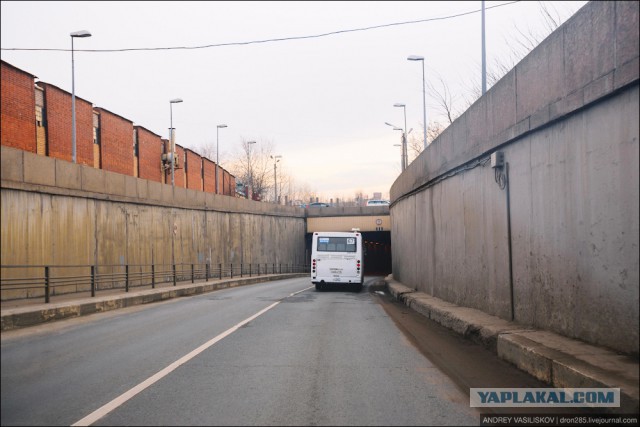 Как живут люди над головой которых возводят дорогу