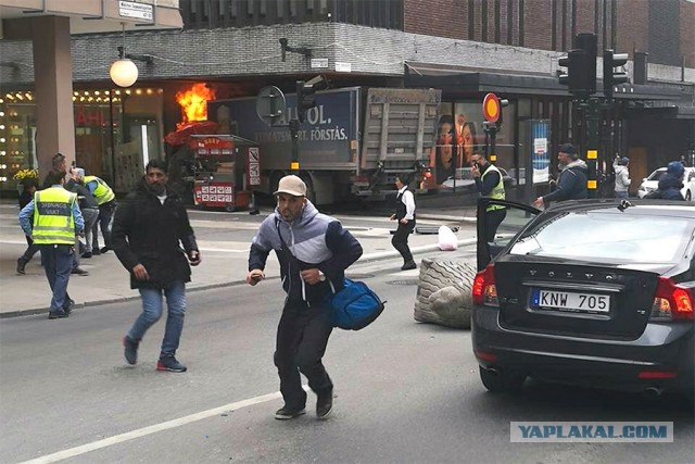 Грузовик въехал в толпу людей в Стокгольме