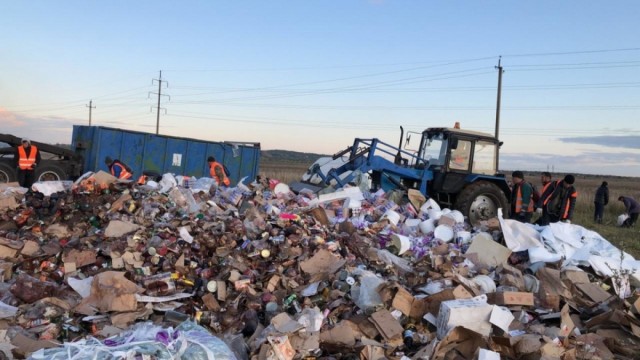 Свалка алкоголя на поле под Красным Селом