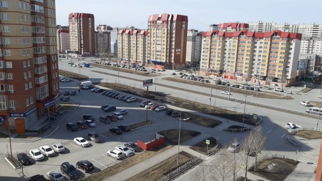 Давайте фото у кого какой вид из окна на оживленные улицы городов в настоящий момент