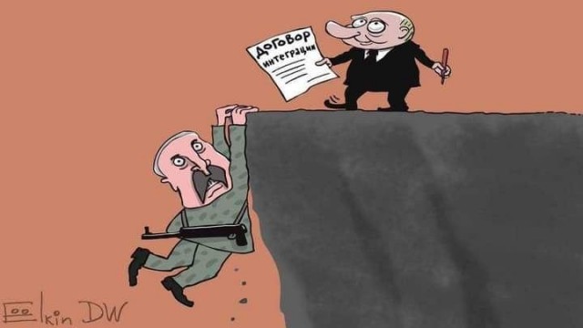 Лукашенко снова вышел из резиденции с автоматом