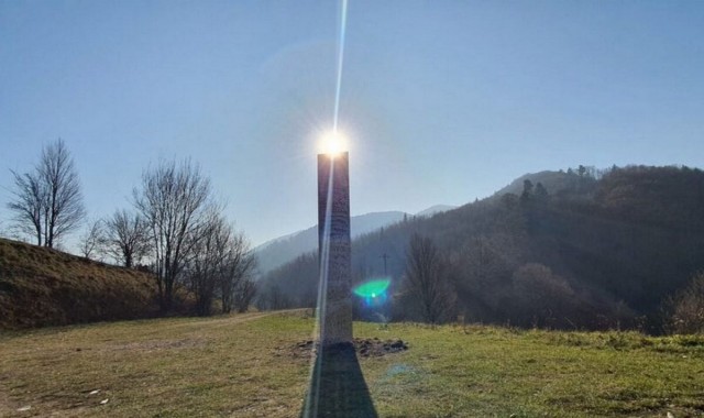 В Румынии появился загадочный обелиск после того, как похожий объект пропал из пустыни Юты