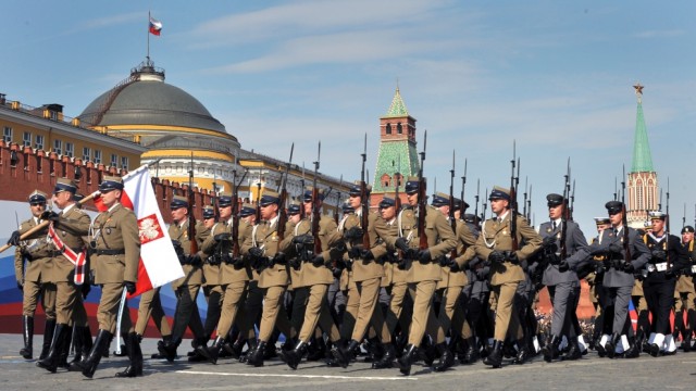 Поляки вышли на протесты против США с флагом России
