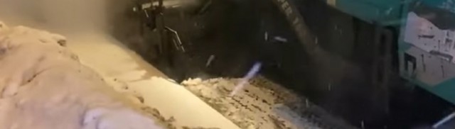 Укладка асфальта в Сергиевом Посаде. Декабрь, снегопад