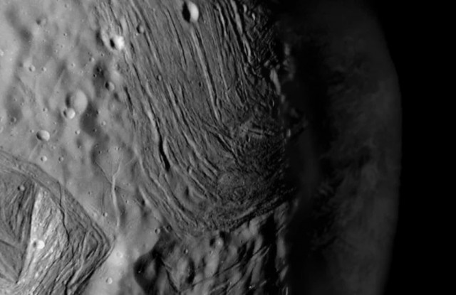 Самый некрасивый спутник в Солнечной системе: Миранда