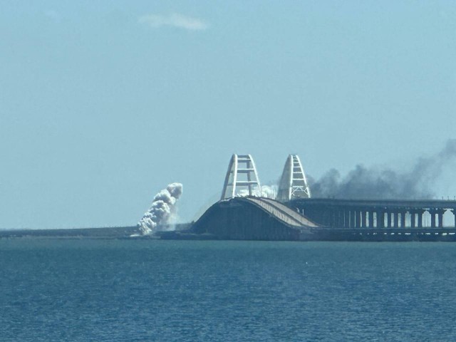 На Крымском мосту виден дым, движение перекрыто