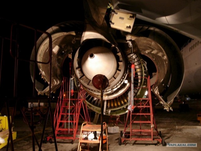 Замена двигателя на самолете (6 фото)