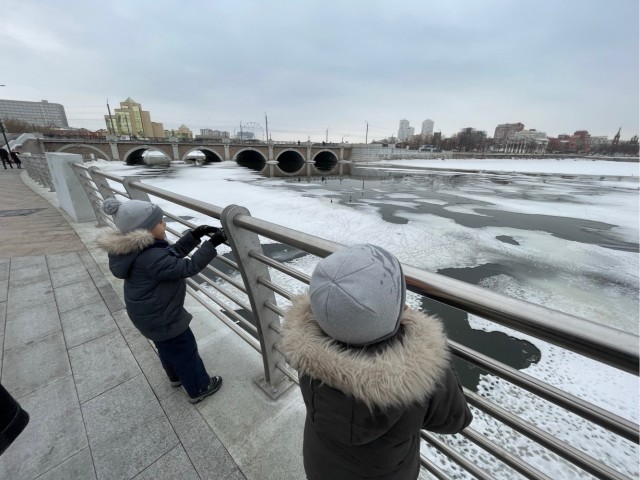 В Челябинске начали водосброс на дамбе