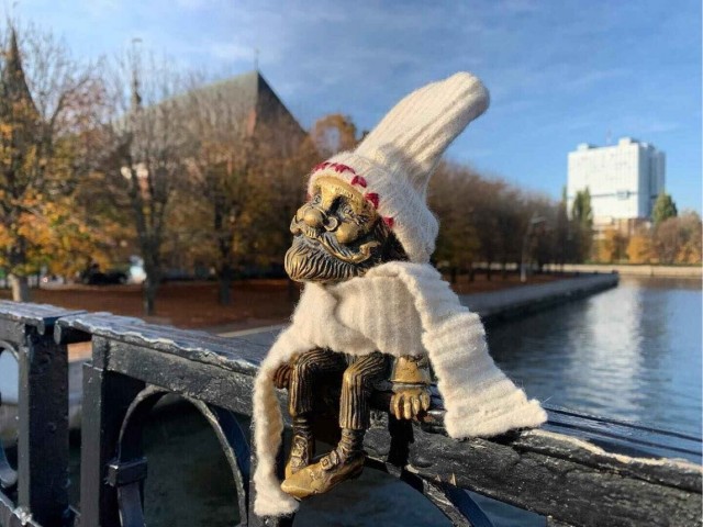 Носочки надели на зайку, которого бросила хозяйка