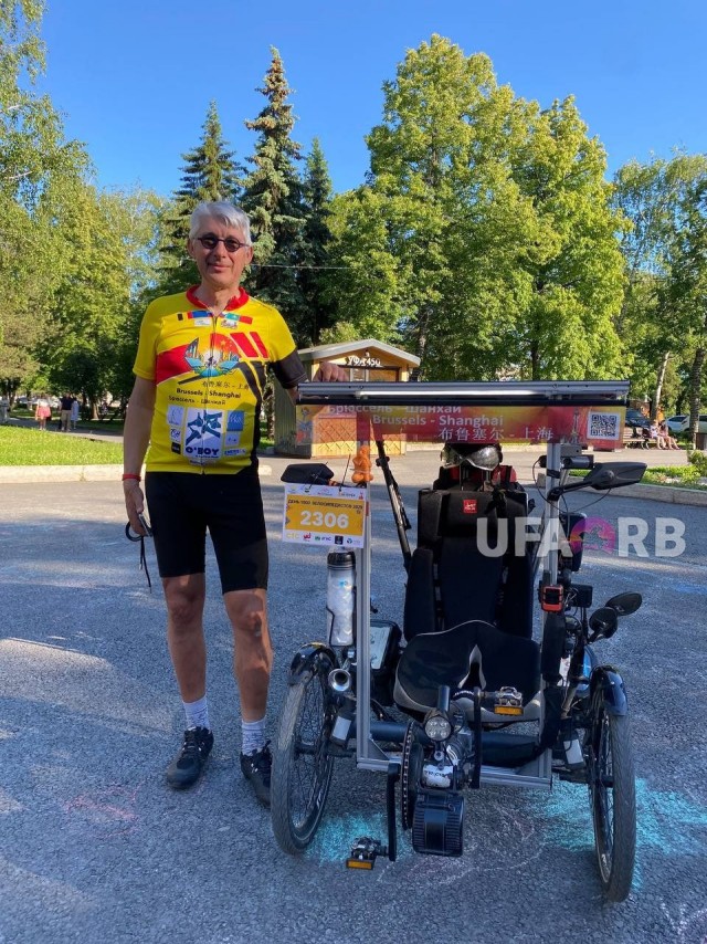 63-летний бельгиец Клод Бруир едет из Брюсселя до Шанхая на "рикше"