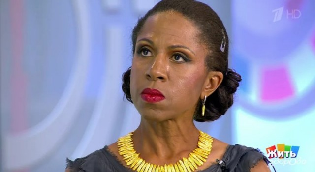 Девочка играет на Ханге