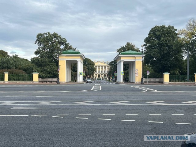 Петербургским чиновникам и депутатам дали право на ДМС себе и родственникам