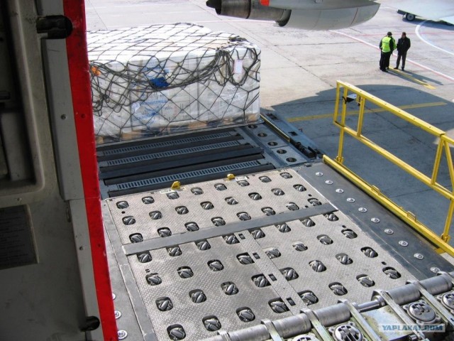 Выгрузка грузового  Боинга-747F