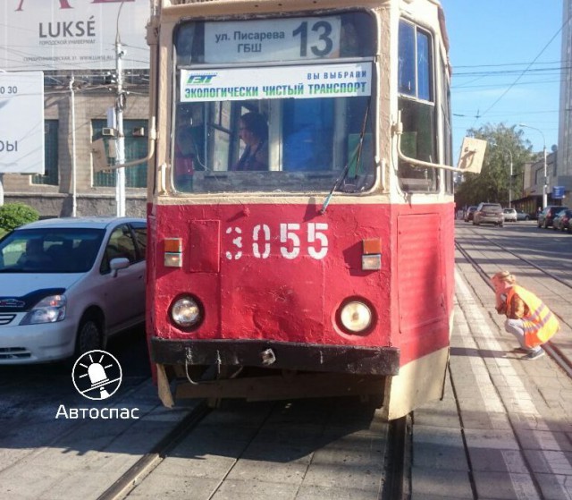 Блонда на трамвае 13-го маршрута дала в зад два раза пенсионеру на УАЗе