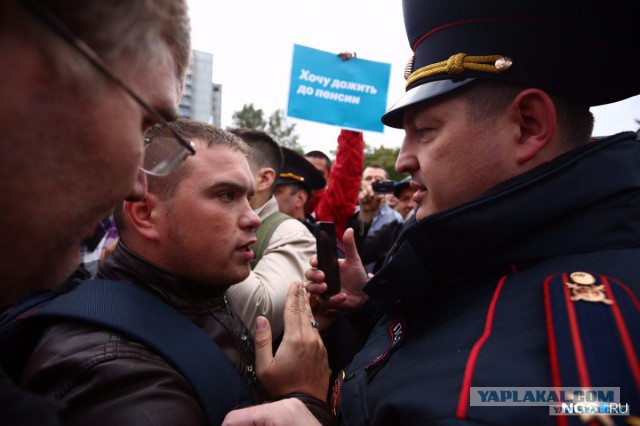 «Космонавты» против недовольных. Новосибирск