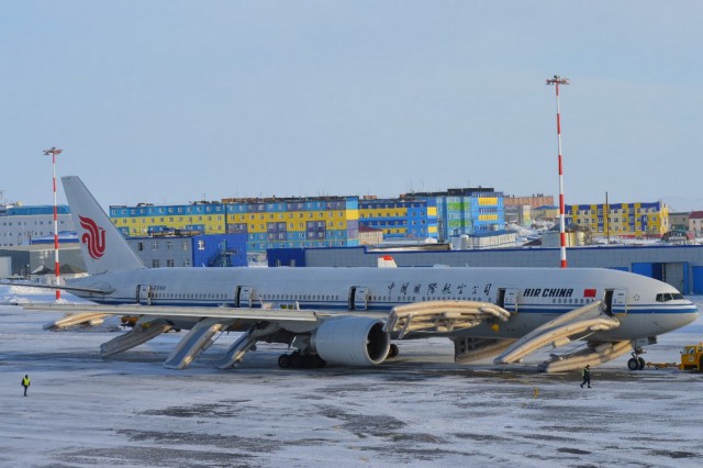 Видео буксировки Boeing 777-300ER а/к Air China в Анадыре. Пассажиры в шоке немного