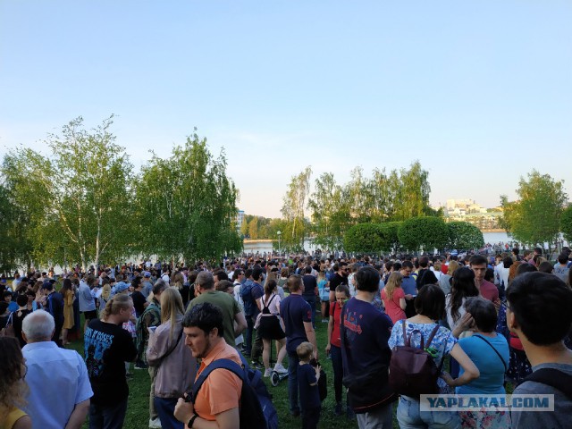 Защитники сквера в Екатеринбурге обрушили забор, за которым началась стройка храма. Народ гуляет по скверу. Охрана «сдалась»