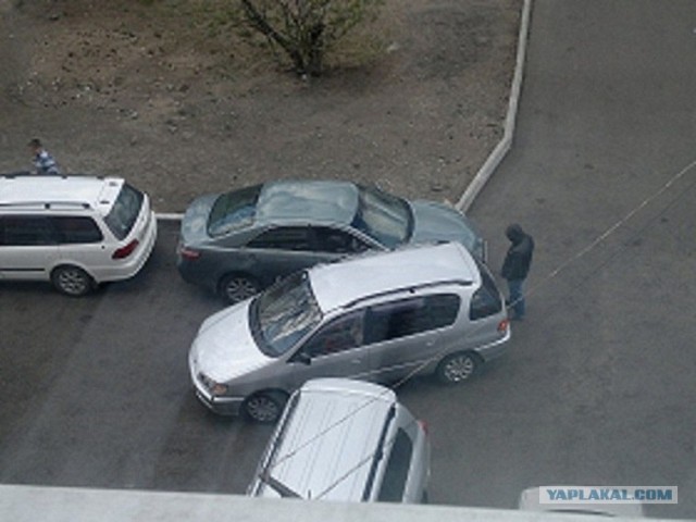Две женщины на парковке или транспортный коллапс