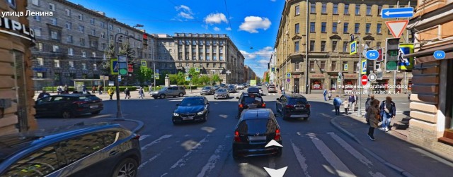 Легковушка протаранила курьера, который мчал на самокате по Большому проспекту Петроградской стороны в Петербурге