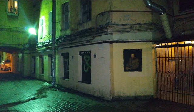 В Петербурге закрасили портрет Достоевского у музея-квартиры писателя. Второй раз