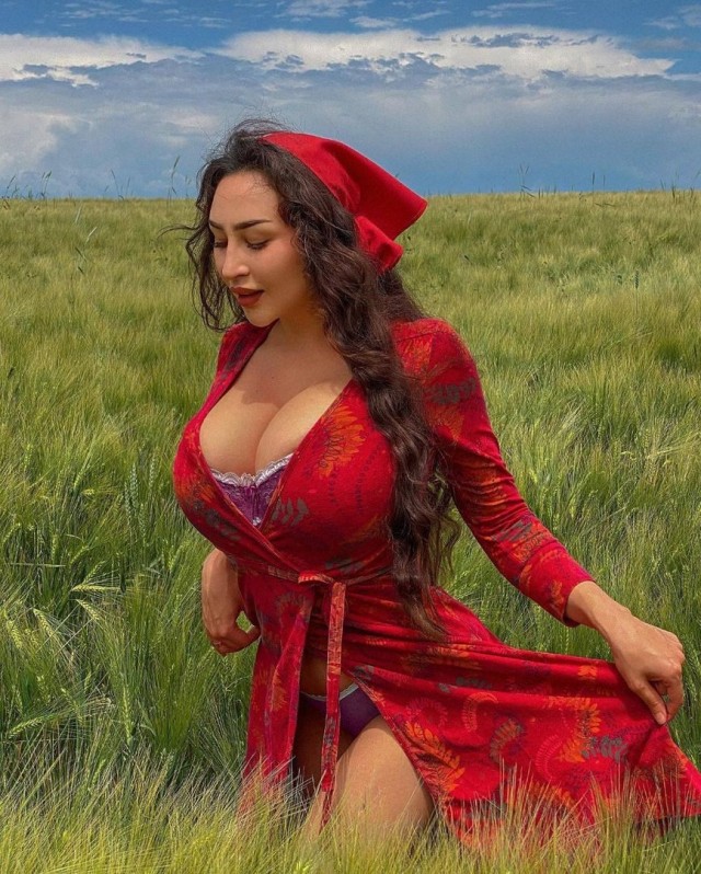Девушки в красном