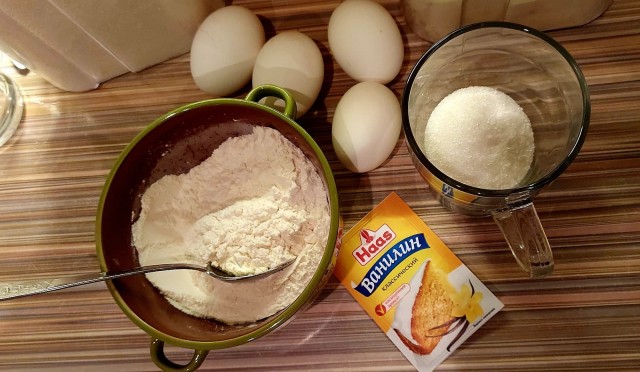 Два бисквитных торта: белый и шоколадный