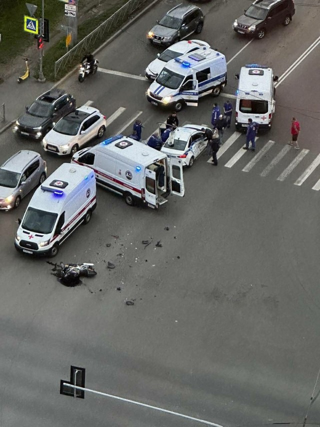 В Петербурге мотоциклист на огромной скорости врезался в полицейскую машину