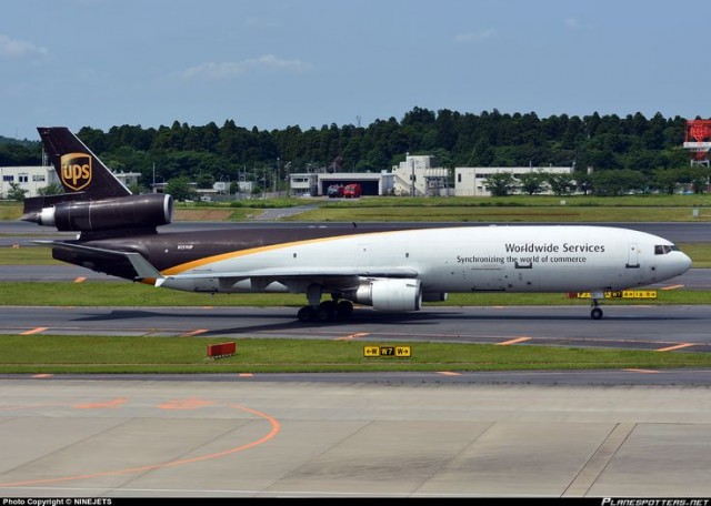 Момент крушения грузового самолета в международном аэропорту имени Мухаммеда Али в Луисвилле, США