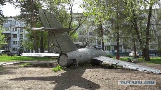 В западных соцсетях завирусился кадр с гигантской ракетой прямо во дворе — речь о памятнике «Союз-У» в Байконуре