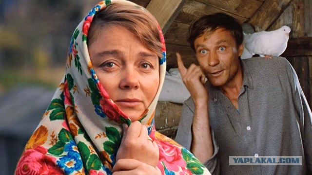 Краб защищает свою подругу от рыбака