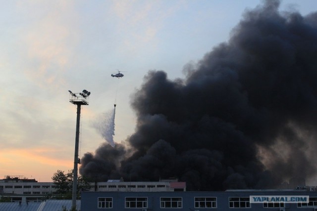 Пожар в Москве: дым виден за несколько километров