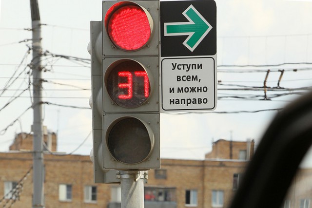 Кто имеет право проехать перекрёсток первым?