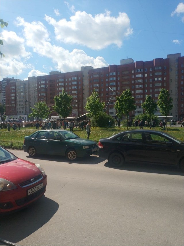 В Петербурге на Ленинском проспекте автобус-гармошка влетел в фонарный столб