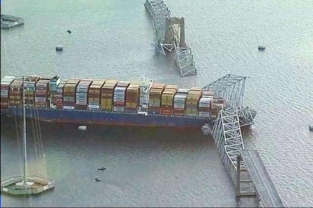 В США не могут разблокировать гавань крупнейшего порта Балтимора